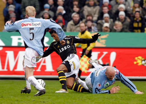 Wilton Figueiredo, AIK dras ner av Thomas Hedlund, Gefle.