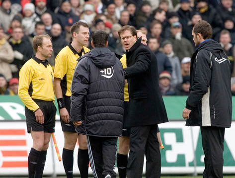 Rikard Norling, tränare, AIK skyddar domaren