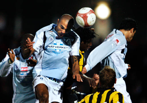Afonso Alves, Malmö, hoppar högst och nickar in 1-1