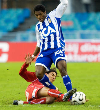 Samuel Wowoah, Göteborg och Emin Nouri, Öster. Tackling.