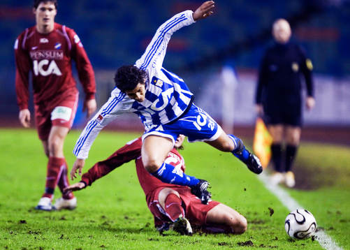 Andres Vasques tacklas av Emin Nouri
