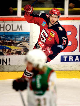 Mörkt för Rögle Petri Liimatainen petar in 0-2, jubel