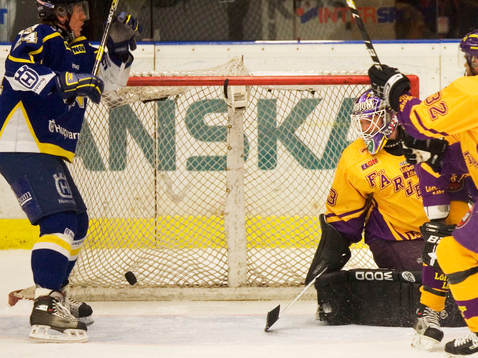 Daniel Henriksson,släpper in Andreas Karlsson, HV71 till