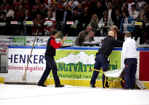En glasruta sprack och fick bytas. Matchen stoppades