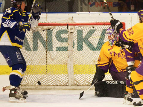 Daniel Henriksson, målvakt och  Andreas Karlsson, HV71