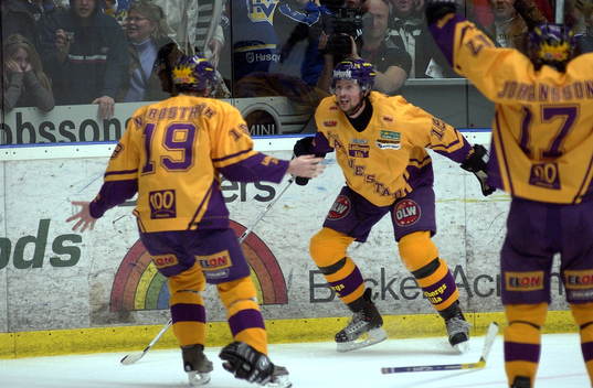 4-3 till Färjestad gör Rickard Wallin i mitten först att