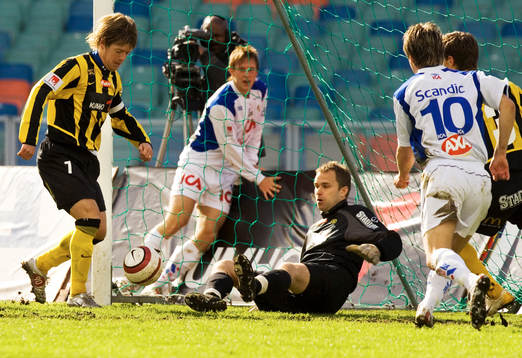 Jesper Ljung rensar framför Håkan Svensson, målvakt