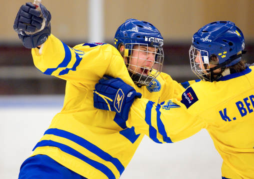 Sverige Jubel mål av Tony Lagerstöm, grattas av Kristofer