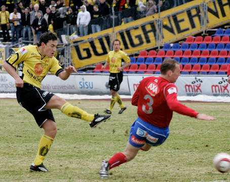 0-1 Stefan Ishizaki skjuter och bollen tar på ett