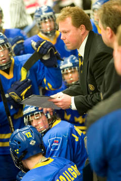 Mikael Tisell, tränare förklarar speltaktik, Sverige