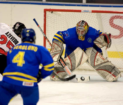 Jhonas Enroth, målvakt, Sverige  stoppar Justin Azevedo,