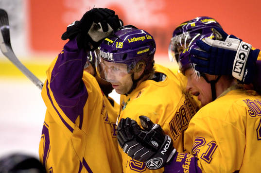 Färjestad 5-3 genom Peter Nordström. Jubel
