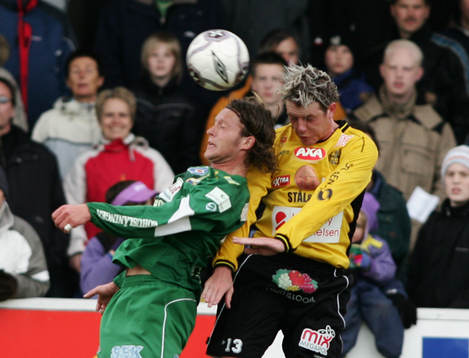 Mjällbys Daniel Nilsson i nickduell med en