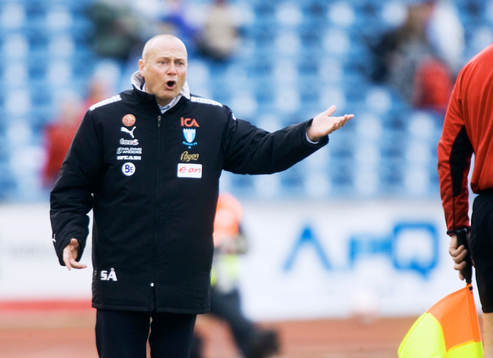 Sören Åkeby framme och klagar hos linjedomaren