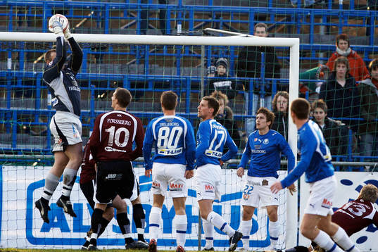 TFF:s duktige målvakt Fredrik Persson i aktion
