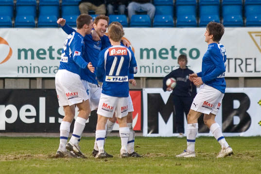 Jubel i Trelleborg. Mikael Bengtsson blir omkramad