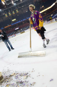 Jubel Färjestad (SM-Guld, SM, Guld) Per Ledin samlar ihop