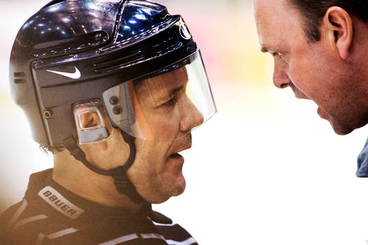 Thomas Andersson, domare diskuterar med Per-Erik Johnsson,