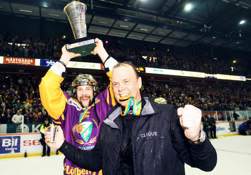 Jubel Färjestad (SM-Guld, SM, Guld) Per Ledin med pokalen