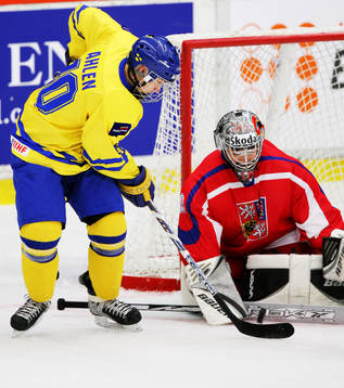 Mikael Ahlen blockeras av Michal Neuvirth, målvakt