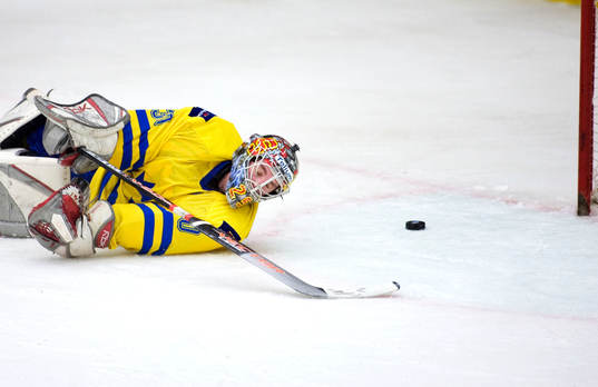 Jhonas Enroth, målvakt kan bara titta på pucken