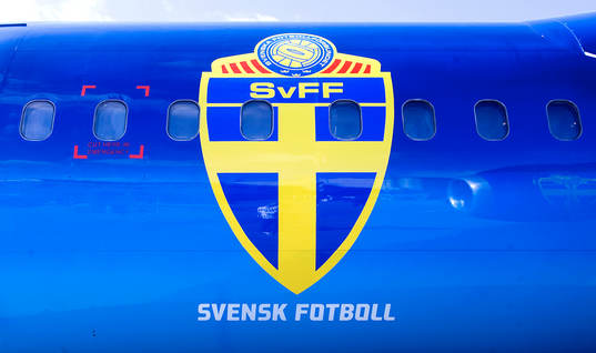 Svenska Fotbollförbundets Flygplan som landslaget kommer
