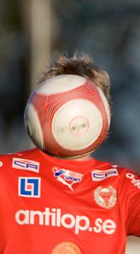 Boll mitt framför ansikte