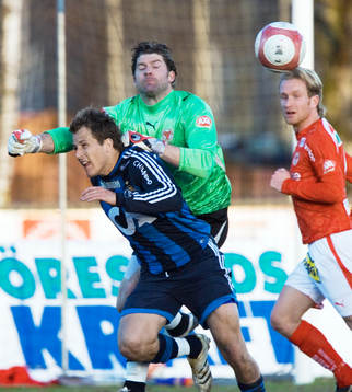 Petter Wastå, Kalmar (Målvakt) boxar bort framför Tobias