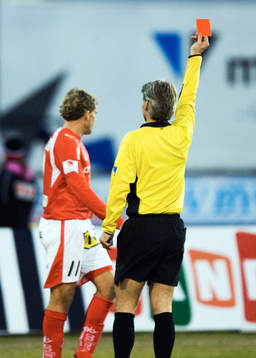 Fábio Augusto blir utvisad av domare Peter Fröjdfeldt