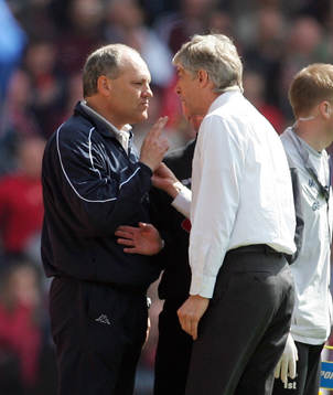 Martin Jol, manager, Tottenham har en diskussion med