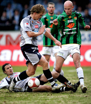 Yksel Osmanovski (liggande) och Glenn Holgersson, Malmö,