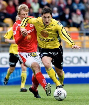 Matchhjälten Stefan Ishizaki tar sig förbi Patrik