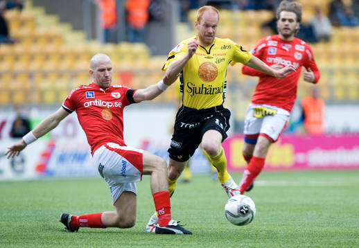 Magnus Samuelsson flyger över Henrik Rydströms ben