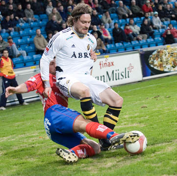 Mats Rubarth, AIK, i närkamp. Tackling