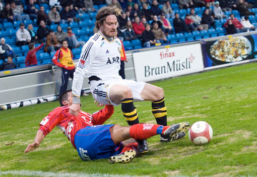 Mats Rubarth, AIK, i närkamp. Tackling