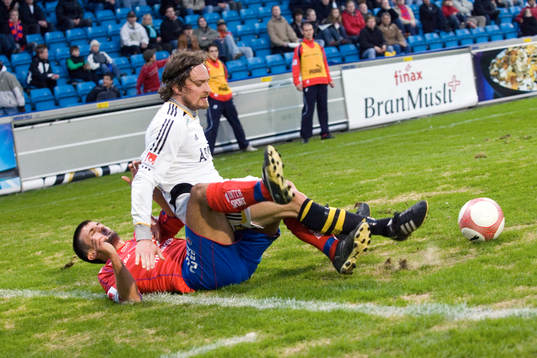 Eldin Karisik, Helsingborg, och Mats Rubarth, AIK, faller