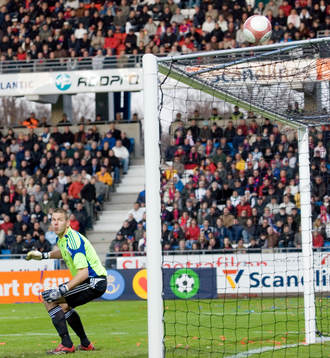 Daniel Örlund, AIK. Bollen tätt över ribban