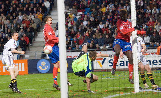 Sekunden innan 1-1, Bollen förbi Daniel Öhrling, men