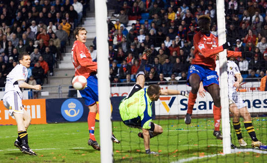 Sekunden innan 1-1, Bollen förbi Daniel Öhrling, men