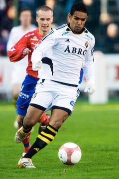 AIK:s målskytt Wilton Figueiredo springer ifrån Fredrik
