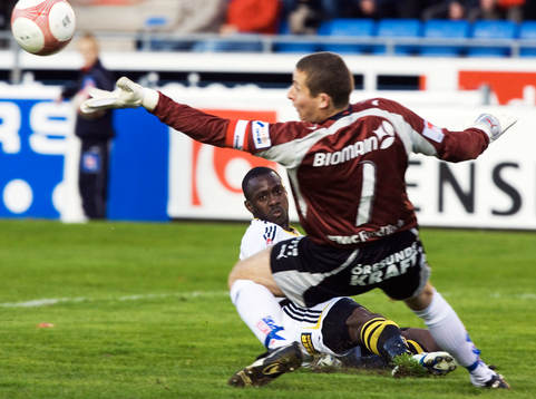 Dulee Johnson skjuter förbi Daniel Andersson, i stolpen.