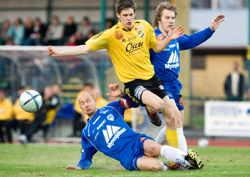 Simon Larsson trängs mellan två Myresjö-spelare