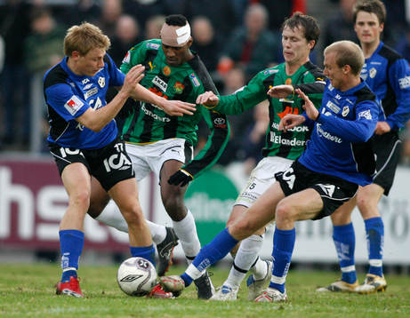 Halmstads Patrik Ingelsten och Andreas Johansson kämpar