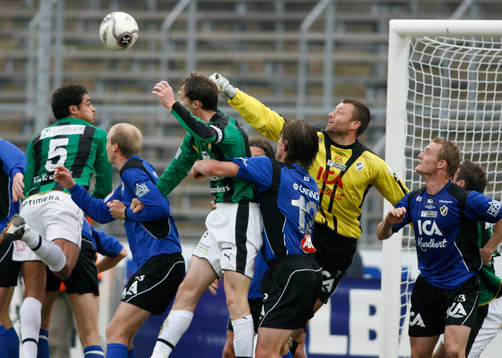 Conny Johansson, målvakt, Halmstad boxar ut bollen