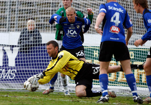 Conny Johansson, målvakt, räddar en boll