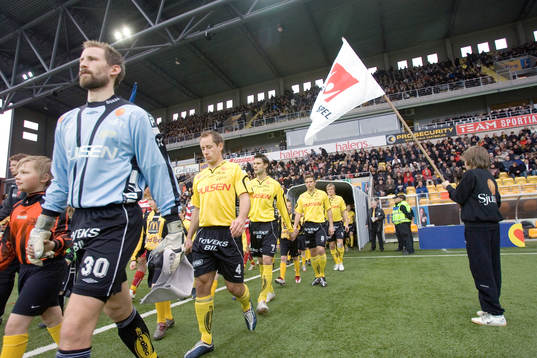 Inmarsch. Entré. Johan Wiland, målvakt, Johan Karlsson,