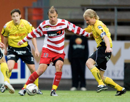 Målskytten Hasse Berggren trixar med Stefan Ishizaki och
