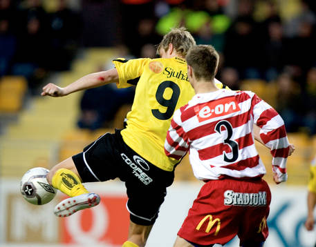 Mathias Svensson plockar ner bollen och klipper till