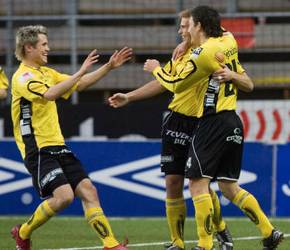 Anders Svensson grattas av Joakim Sjöhage och Stefan