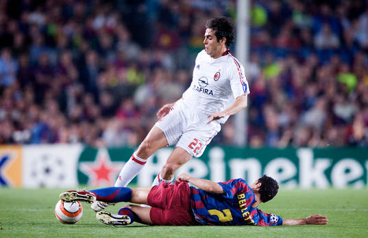 Kaká, Milan stoppas av Juliano Belletti, Barcelona